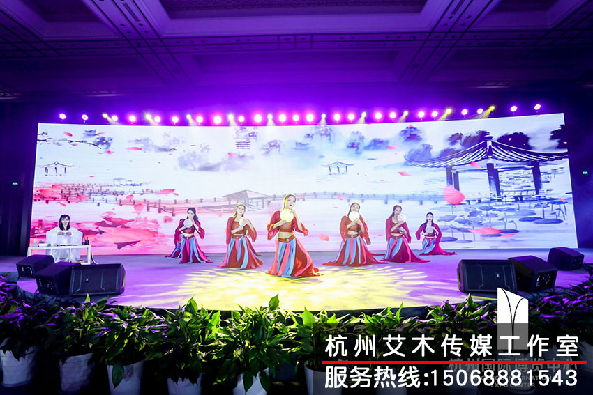 杭州國際博覽中心2020新春紅藍競演茶話會演員在臺上表演現場拍攝情況