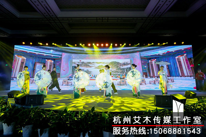 杭州國際博覽中心2020新春紅藍競演茶話會古裝女子在臺上表演現場拍攝照片直播情況