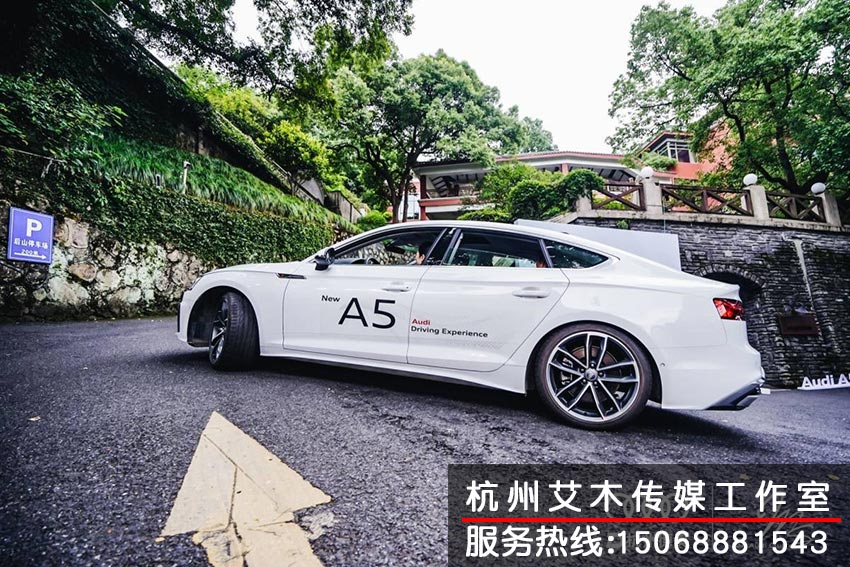 奧迪A5汽車側面展示