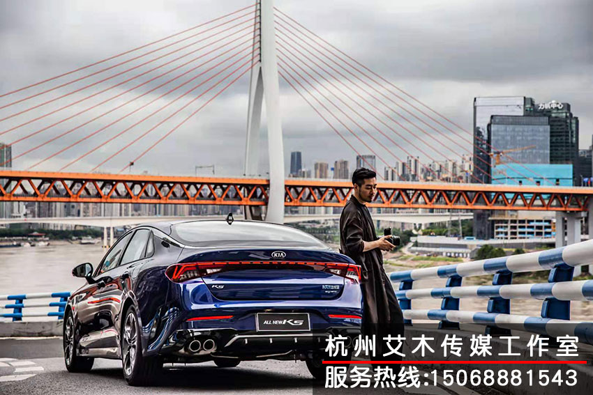 市中心停放的起亞汽車(chē)新品拍攝