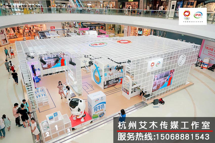 從高空拍下整個(gè)伊利展柜展臺布局